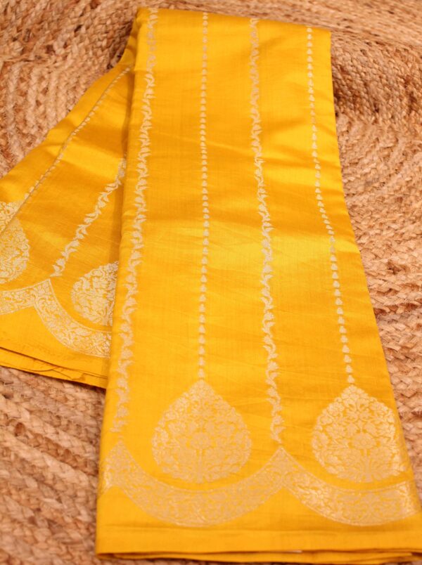 Pure Chiniya Silk Zari Vertical Stripes & Scallop Border Banaras Saree - Image 4