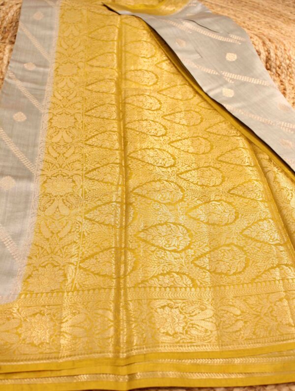 Pure Chiniya Silk Diagonal Zari Buttas Banaras Saree - Image 2