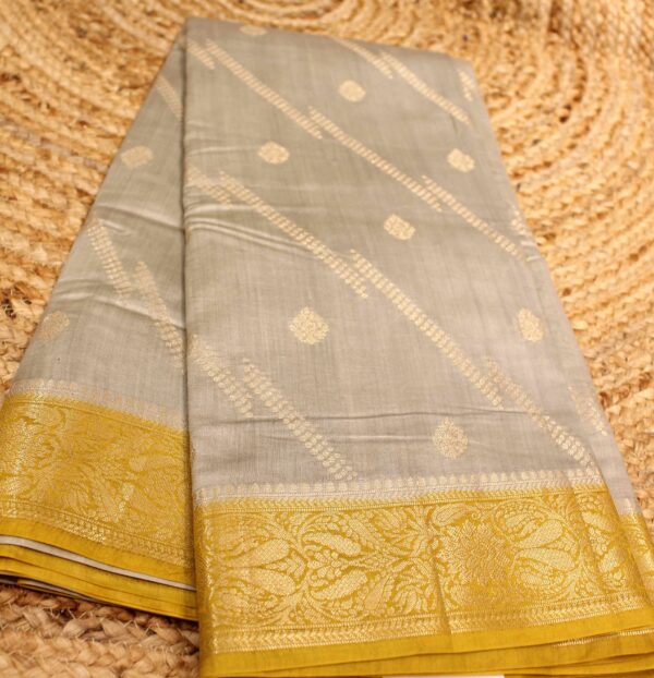Pure Chiniya Silk Diagonal Zari Buttas Banaras Saree - Image 3