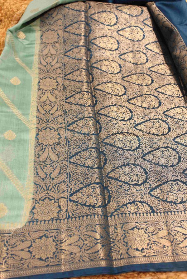 Pure Chiniya Silk Diagonal Zari Buttas Banaras Saree - Image 4
