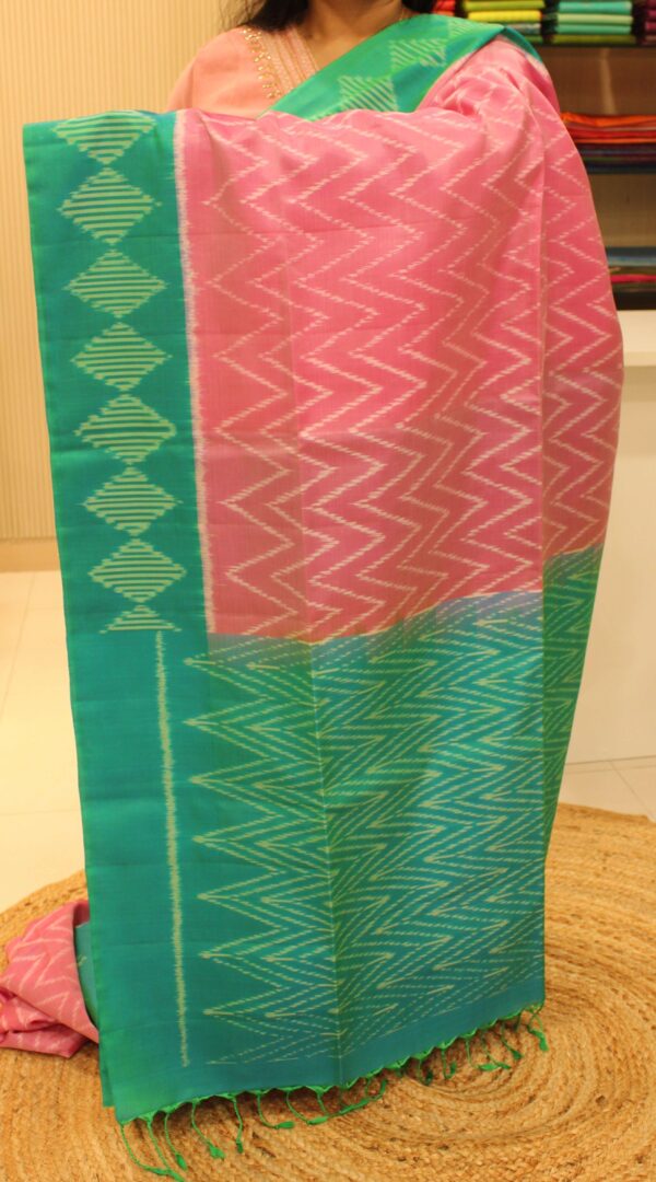 Ikkat Onion Pink & Green Pure Handloom Soft Silk Saree - Image 2