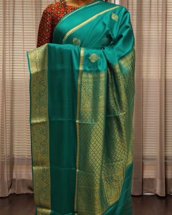 Zari Woven Peacock Motifs with Bentex Border Pure Banaras Crepe Saree - Image 4