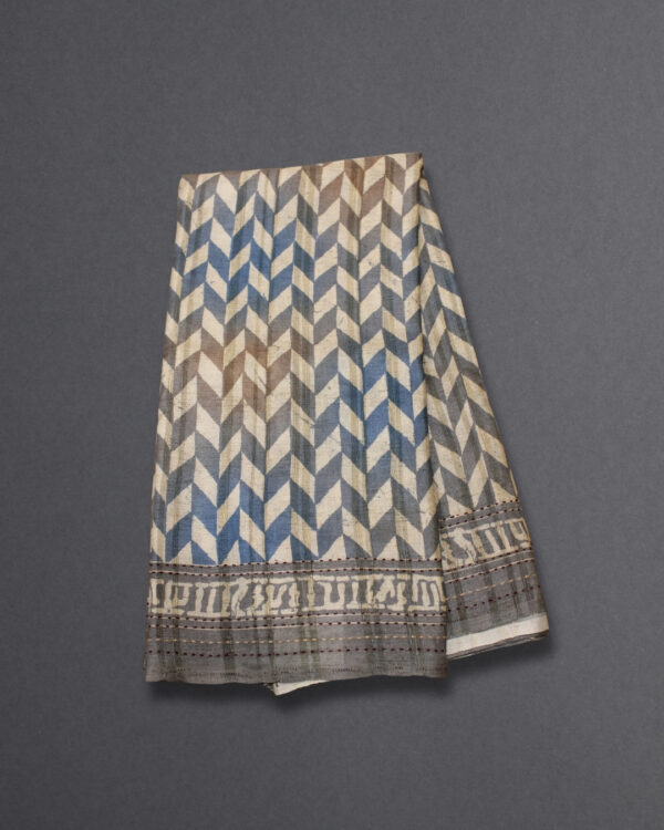 Geometrical Print Semi Tussar Saree - Image 2