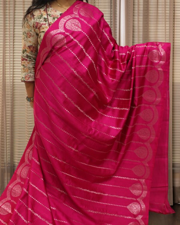 Pure Chiniya Silk Zari Vertical Stripes & Scallop Border Banaras Saree - Image 2