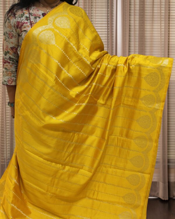 Pure Chiniya Silk Zari Vertical Stripes & Scallop Border Banaras Saree - Image 5