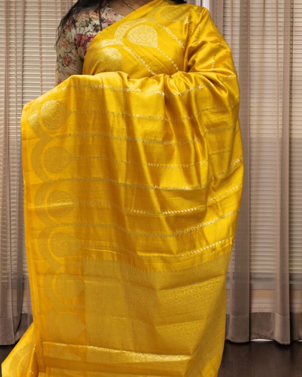Pure Chiniya Silk Zari Vertical Stripes & Scallop Border Banaras Saree - Image 6