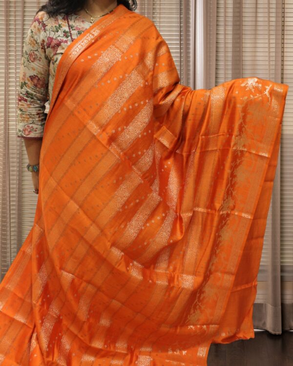 Pure Chiniya Silk Zari Horizontal Jaal Banaras Saree - Image 6