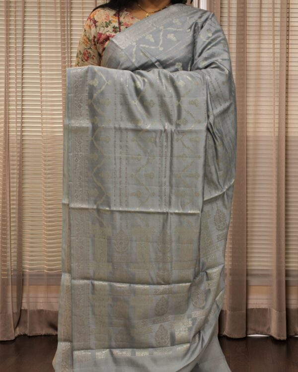 Pure Chiniya Silk Geometrical Zari Horizontal Buttas Banaras Saree - Image 5