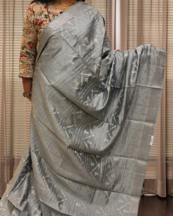 Pure Chiniya Silk Geometrical Zari Horizontal Buttas Banaras Saree