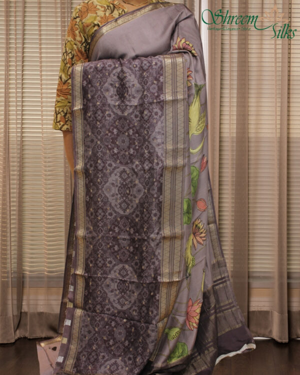 Lavender with Kalamkari Digital Prints Semi Mysore Crepe Saree - Image 2