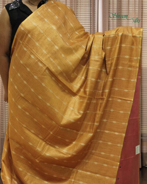 Thread Woven Vertical Lines Linen Tissue Saree - Image 3