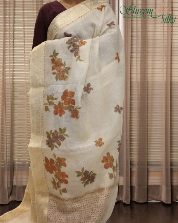 Floral Prints with Sequence & Knot work Linen Saree - Image 3