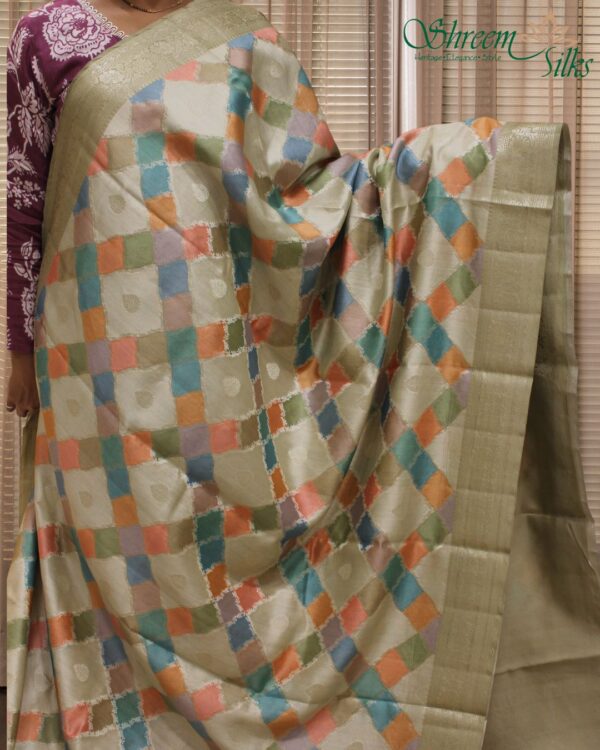 Zari Woven Motifs with Rangkat Pure Chiniya Silk Saree - Image 2